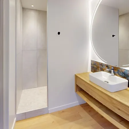 Lescale 1 - Modern Getaway In The Heart Of